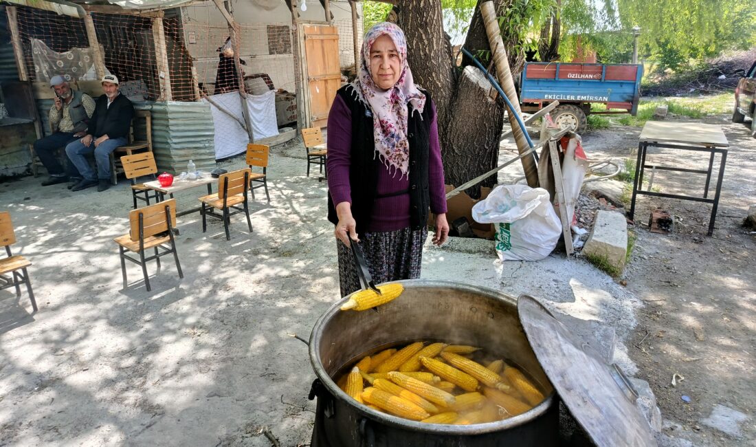 Darende ilçesinde kurduğu tezgahta haşlanmış mısır ve közde çay satarak