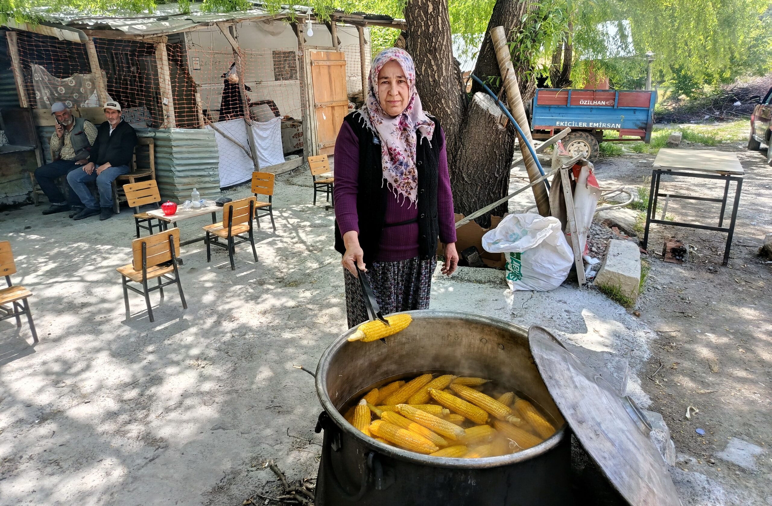 Darende ilçesinde kurduğu tezgahta haşlanmış mısır ve közde çay satarak