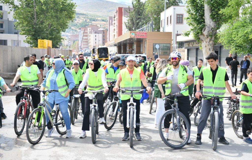 Malatya’da düzenlenen 13. Geleneksel Yeşilay Bisiklet Turu’nda yüzlerce bisiklet tutkunu,