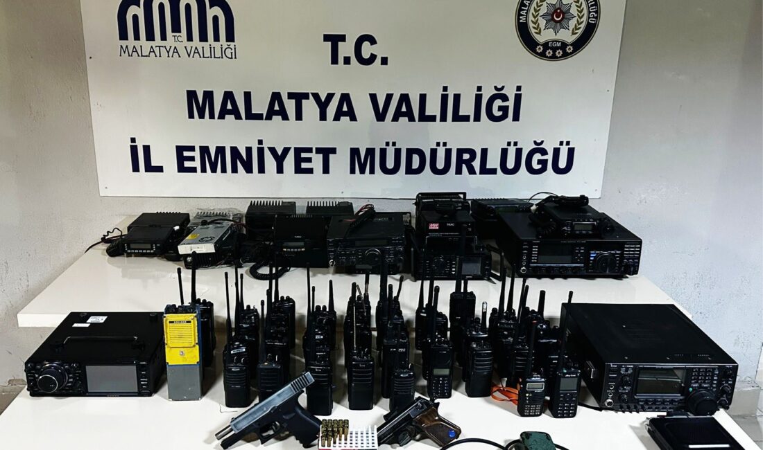 Malatya’da emniyet haberleşme frekanslarını dinledikleri ve kamuya açık alanlarda polis