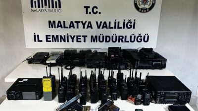 Malatya’da emniyet haberleşme frekanslarını dinledikleri ve kamuya açık alanlarda polis