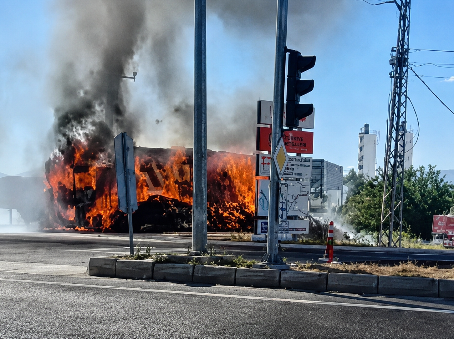 Malatya-Ankara karayolunda saman yüklü bir tırda çıkan yangın paniğe neden
