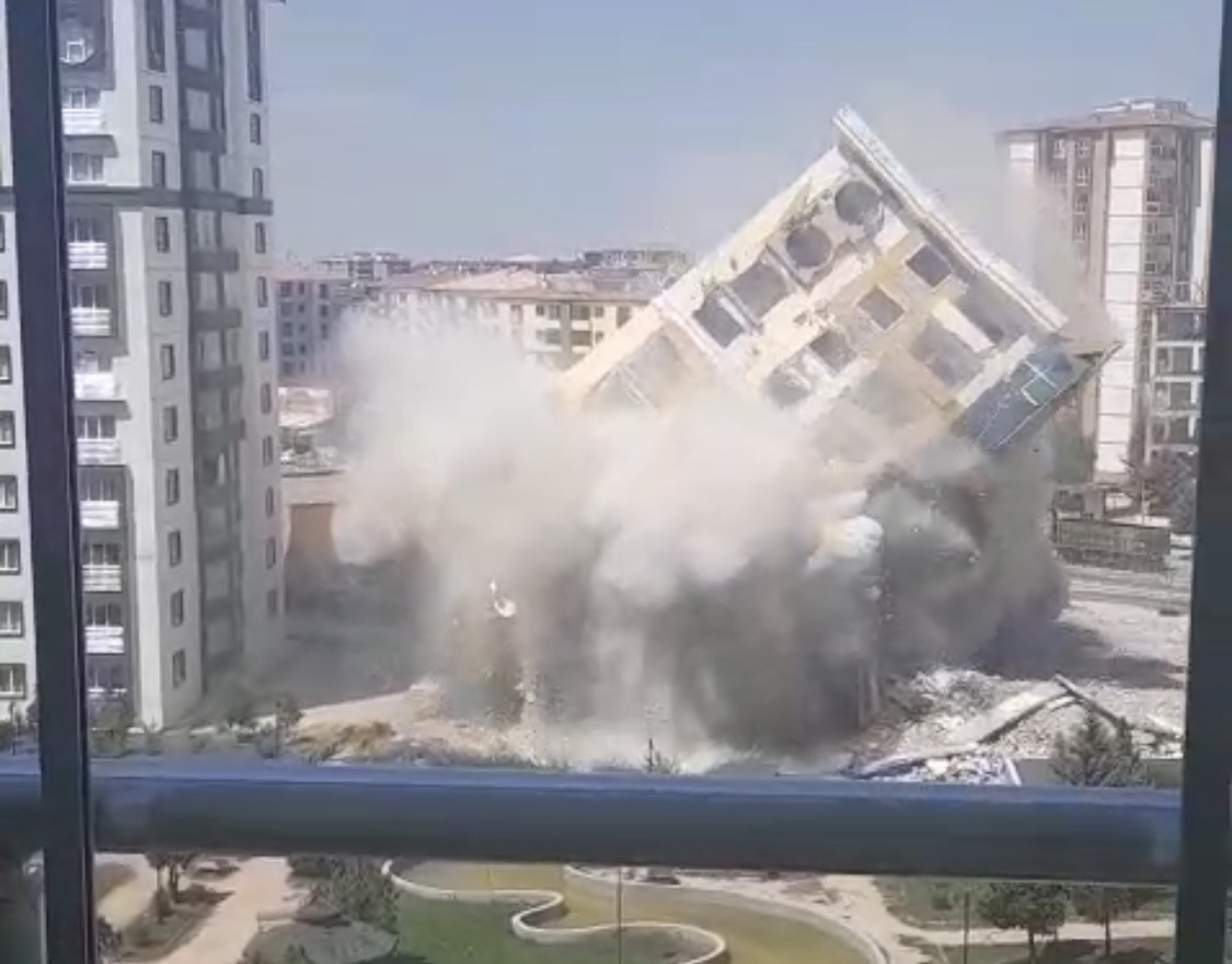 Daha önce teknik zorluklar nedeniyle durdurulan Şehristan Evleri’ndeki blokta yıkım