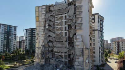Orta hasarlı olduğu belirtilen Şehristan Evleri’ndeki bir blokta başlatılan yıkım
