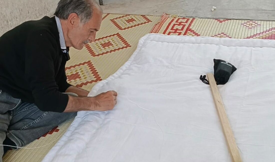 Darende’de yarım asrı aşkın süredir yorgancılık yapan 70 yaşındaki Hanifi