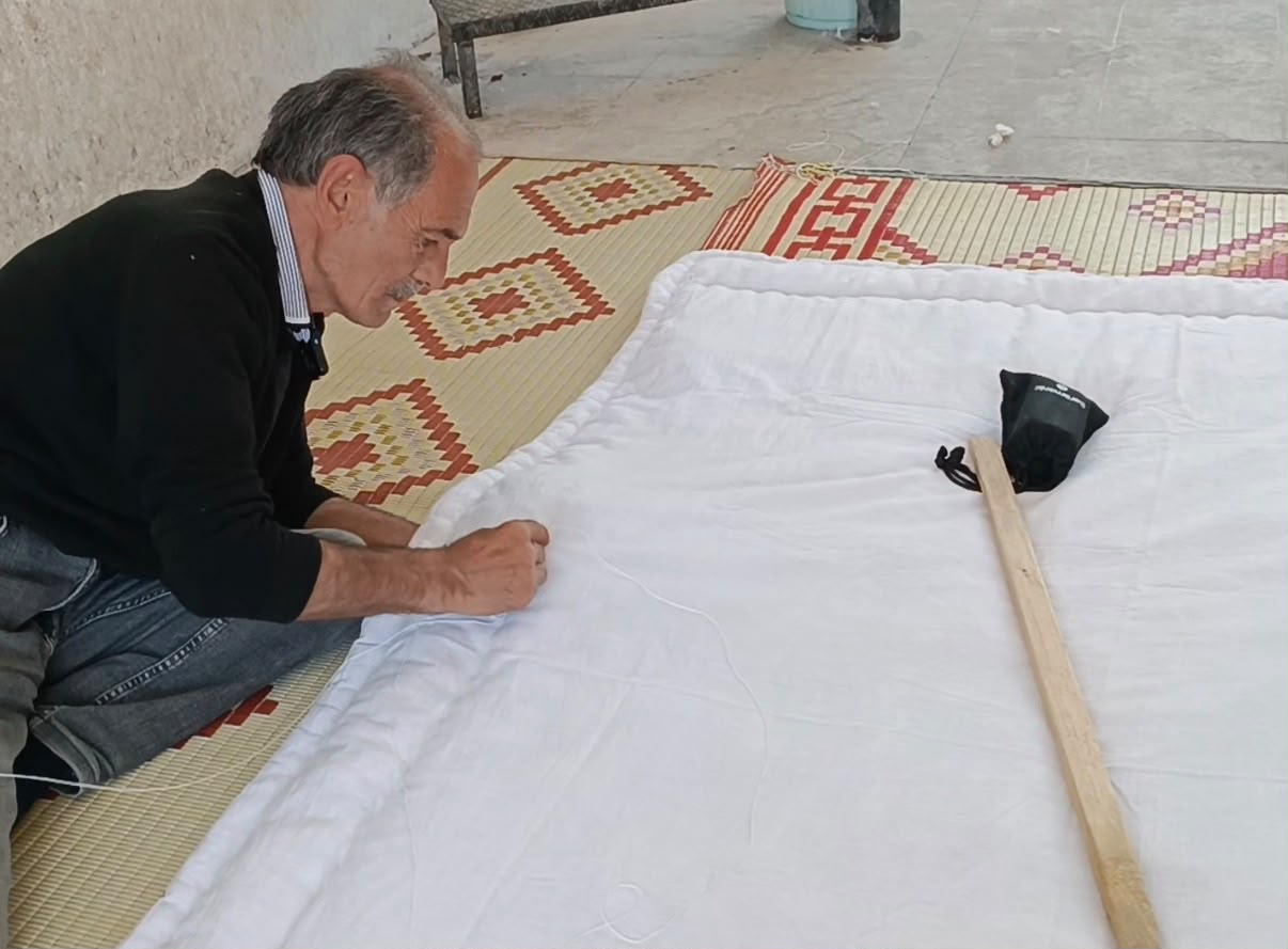 Darende’de yarım asrı aşkın süredir yorgancılık yapan 70 yaşındaki Hanifi