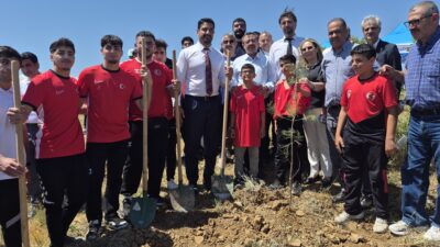 Türkiye Güreş Federasyonu tarafından Malatya’da oluşturulan Hatıra Ormanı’nın açılışında konuşan