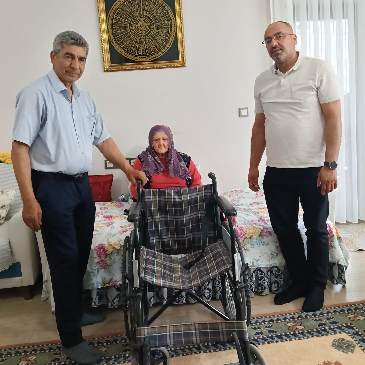 Malatya’da ihtiyaç sahibi yaşlı bir vatandaşın tekerlekli sandalye talebi karşılandı.