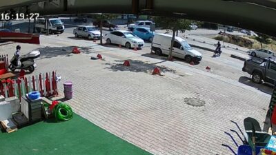 Tandoğan Mahallesi’nde yaya geçidinde bisikletliye yol vermek için duran otomobile