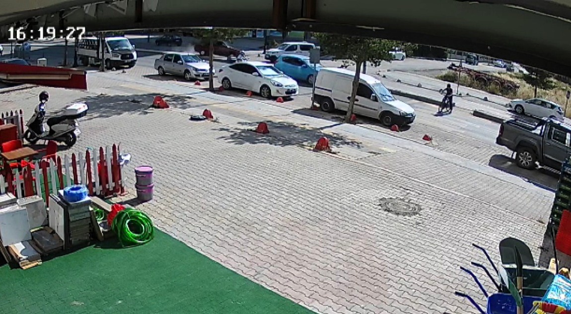 Tandoğan Mahallesi’nde yaya geçidinde bisikletliye yol vermek için duran otomobile