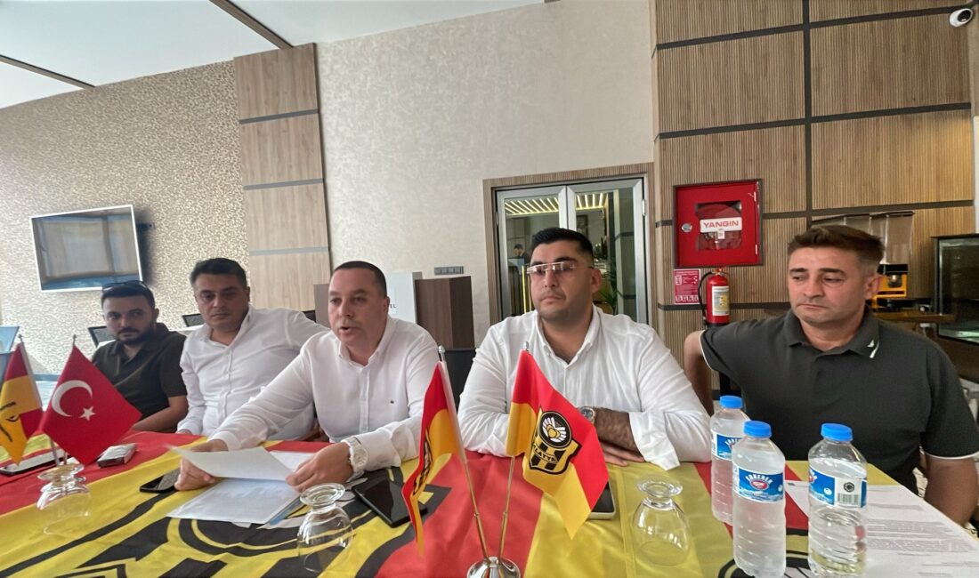 Yeni Malatyaspor Kulüp Başkanı Abdullah Aksoğan, yönetim kurulu üyeleriyle birlikte