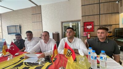 Yeni Malatyaspor Kulüp Başkanı Abdullah Aksoğan, yönetim kurulu üyeleriyle birlikte