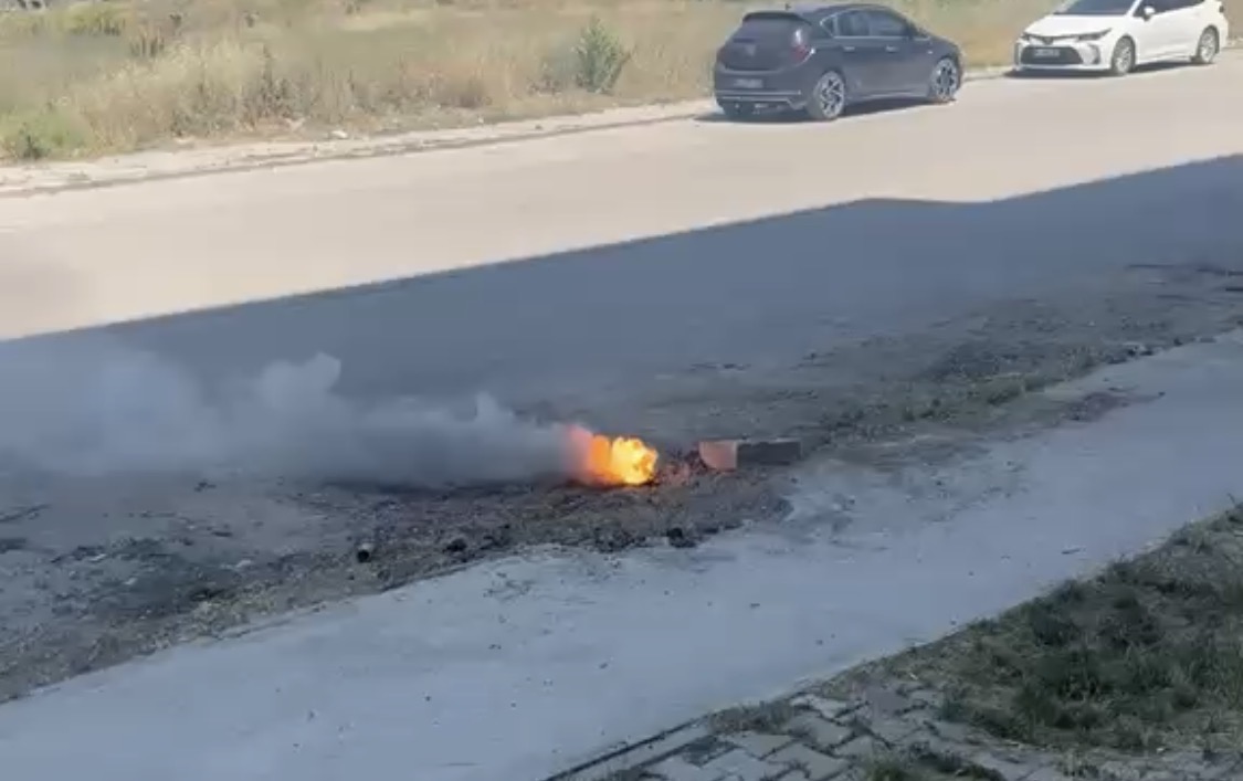 Tecde Mahallesi’nde yer altındaki elektrik hattında meydana gelen küçük çaplı