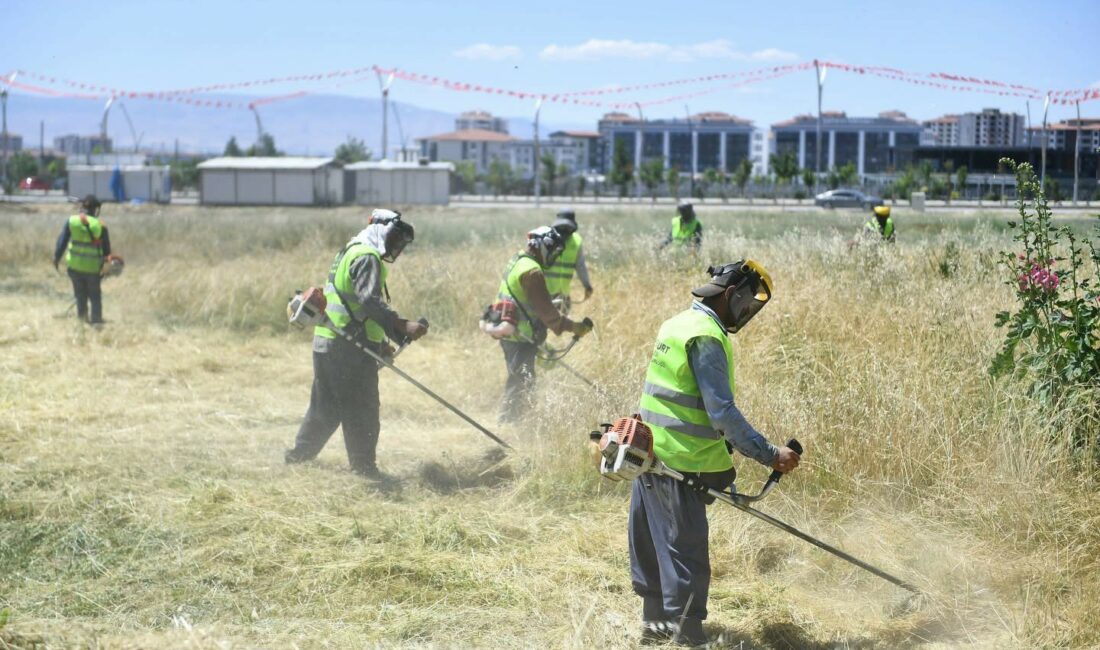 Yeşilyurt Belediyesi Park ve Bahçeler Müdürlüğü ekipleri, yaz mevsimiyle birlikte