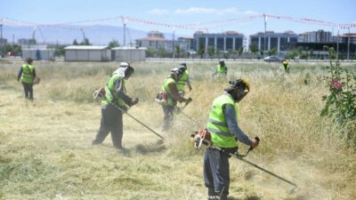 Yeşilyurt Belediyesi Park ve Bahçeler Müdürlüğü ekipleri, yaz mevsimiyle birlikte