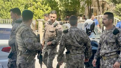 Elinde pompalı tüfekle sokakta görülen bir şahıs, havaya ateş açınca