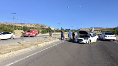 Malatya’da Arguvan Kavşağı’nda seyir halindeki otomobilin lastiğinin patlaması sonucu kontrolden
