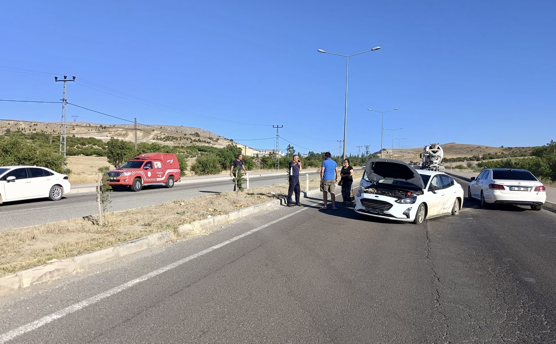 Malatya’da Arguvan Kavşağı’nda seyir halindeki otomobilin lastiğinin patlaması sonucu kontrolden