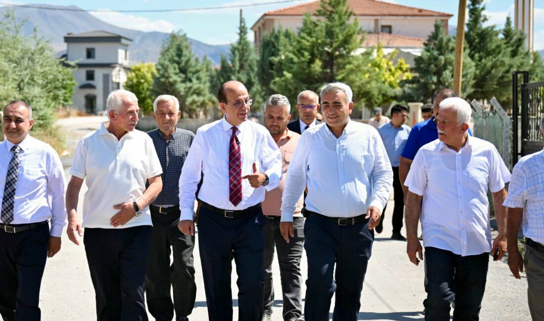 Mahallede gerçekleştirilen kilit taşı ve kaldırım düzenleme çalışmalarını inceleyen Başkan