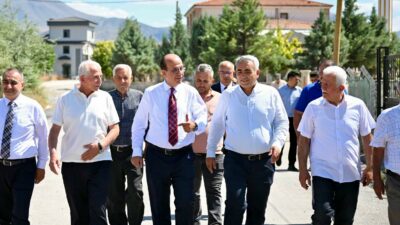 Mahallede gerçekleştirilen kilit taşı ve kaldırım düzenleme çalışmalarını inceleyen Başkan