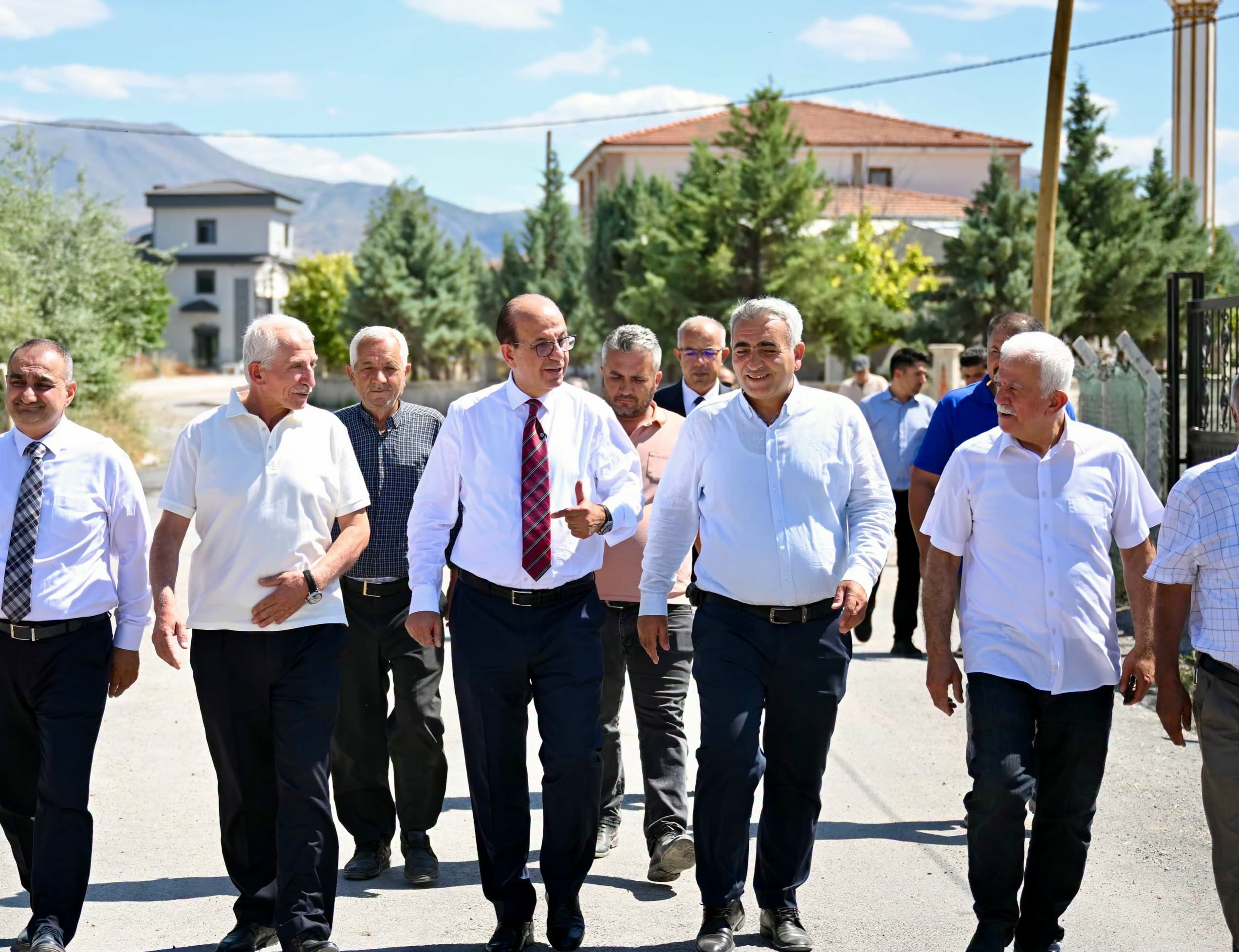 Mahallede gerçekleştirilen kilit taşı ve kaldırım düzenleme çalışmalarını inceleyen Başkan