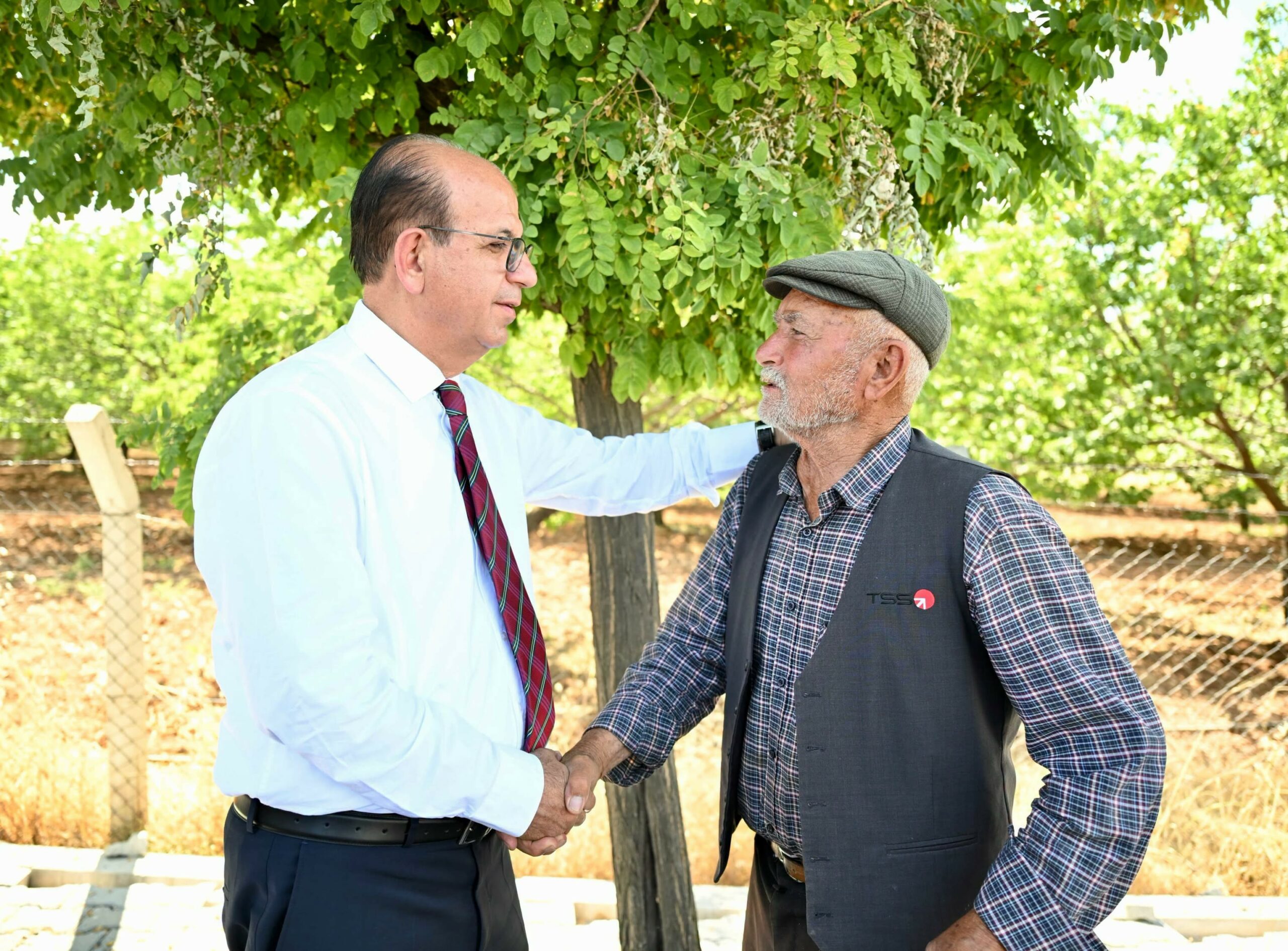 Görgü (Cafana) Mahallesi'nde sürdürülen kilit taşı döşeme, kaldırım yenileme, mezarlık