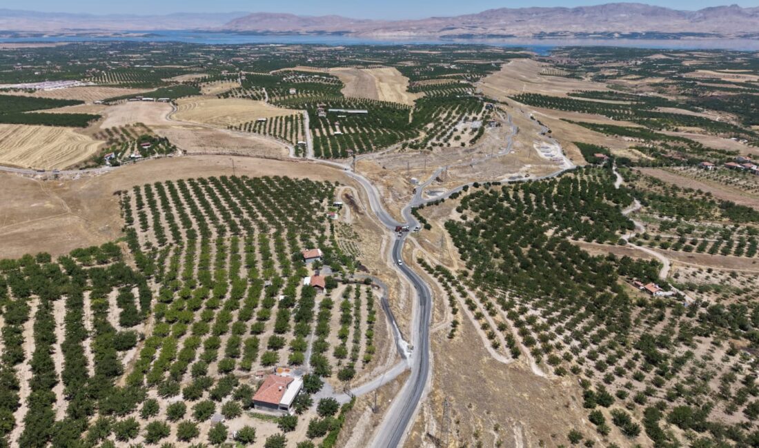 Battalgazi Belediyesi Fen İşleri Müdürlüğü ekipleri, Yarımcahan Mahallesi’nde sathi kaplama