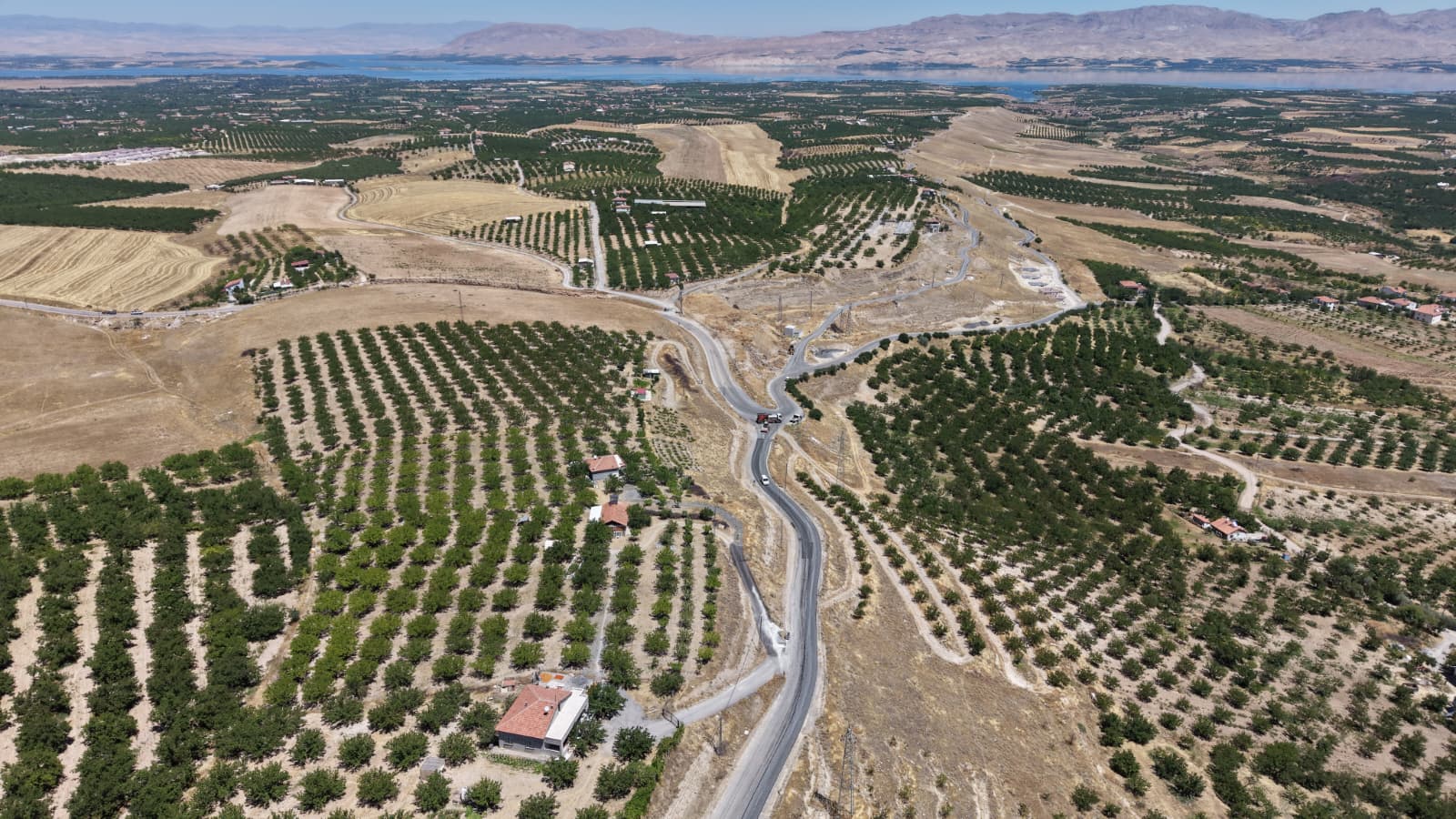 Battalgazi Belediyesi Fen İşleri Müdürlüğü ekipleri, Yarımcahan Mahallesi’nde sathi kaplama