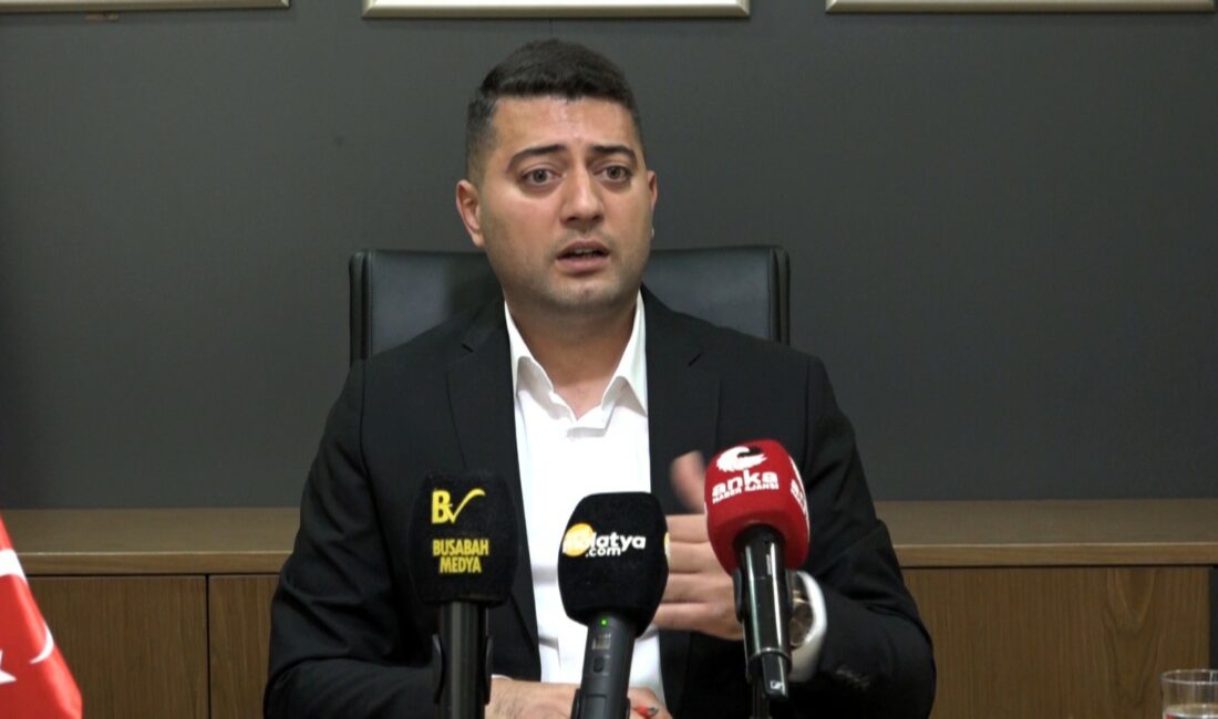 CHP Malatya İl Başkanı Hakan Satılmış, parti binasında düzenlediği basın