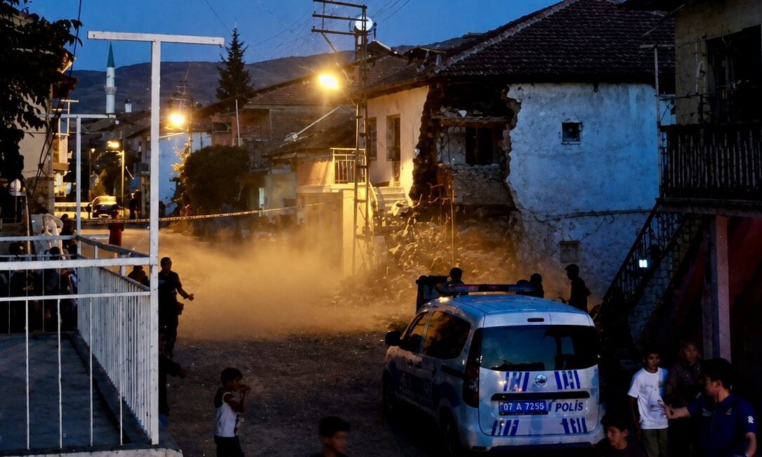 Hidayet Mahallesinde, daha önce hafif hasarlı raporu verilen iki katlı