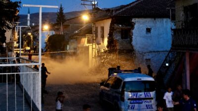 Hidayet Mahallesinde, daha önce hafif hasarlı raporu verilen iki katlı