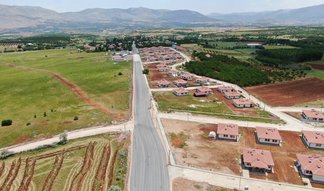 Malatya Büyükşehir Belediyesi tarafından Doğanşehir’in Yolkoru Mahallesi’nde gerçekleştirilen yol çalışmaları