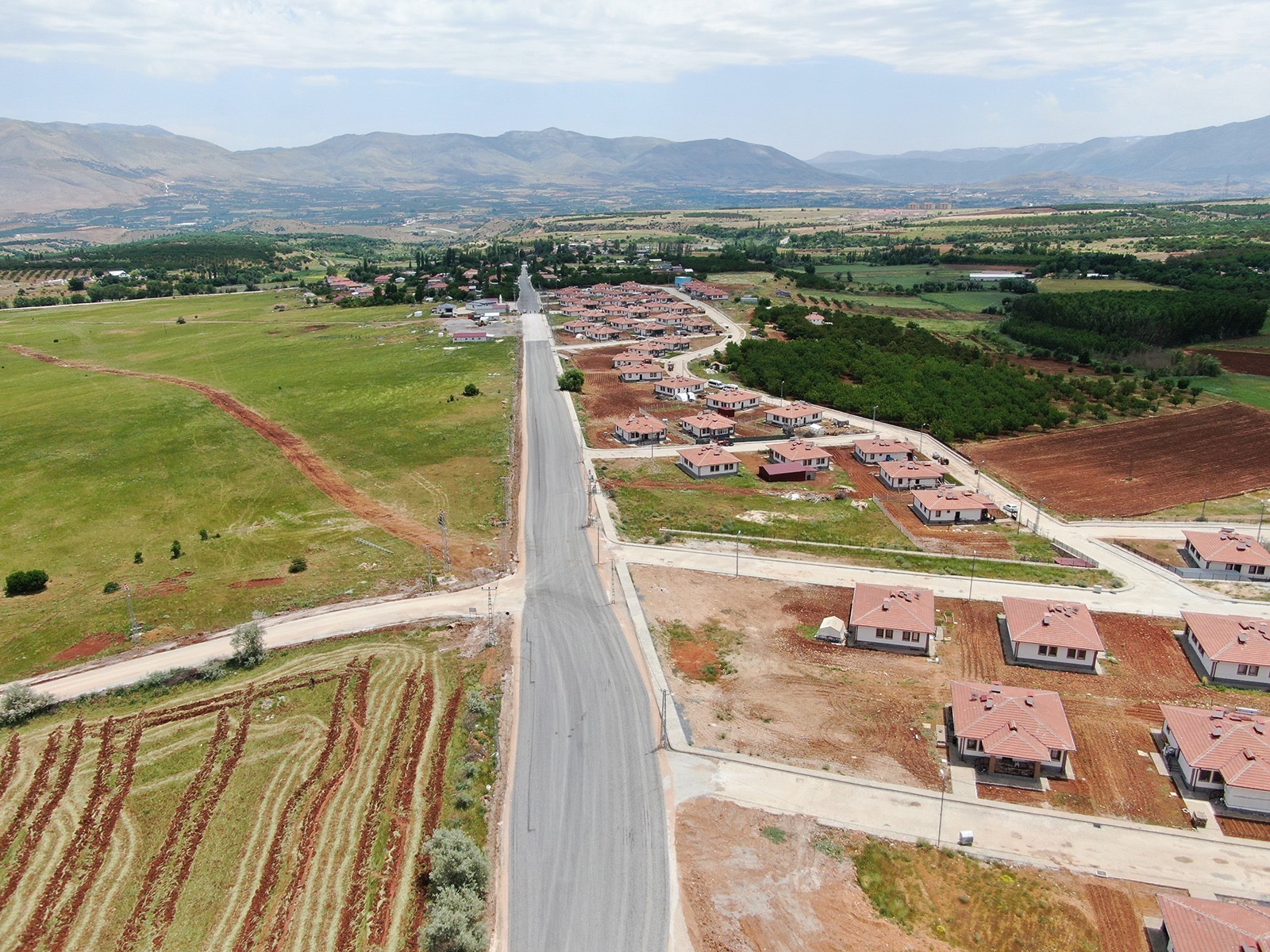 Malatya Büyükşehir Belediyesi tarafından Doğanşehir’in Yolkoru Mahallesi’nde gerçekleştirilen yol çalışmaları