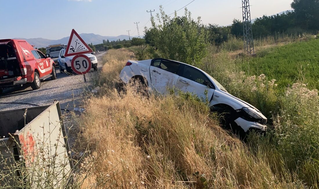 Malatya’nın Doğanşehir ilçesinde kamyonet ile otomobilin çarpışması sonucu meydana gelen