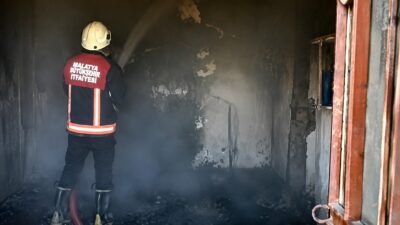 Malatya’nın Doğanyol ilçesinde çıkan ev yangınında 89 yaşındaki Fikriye Karakaya,