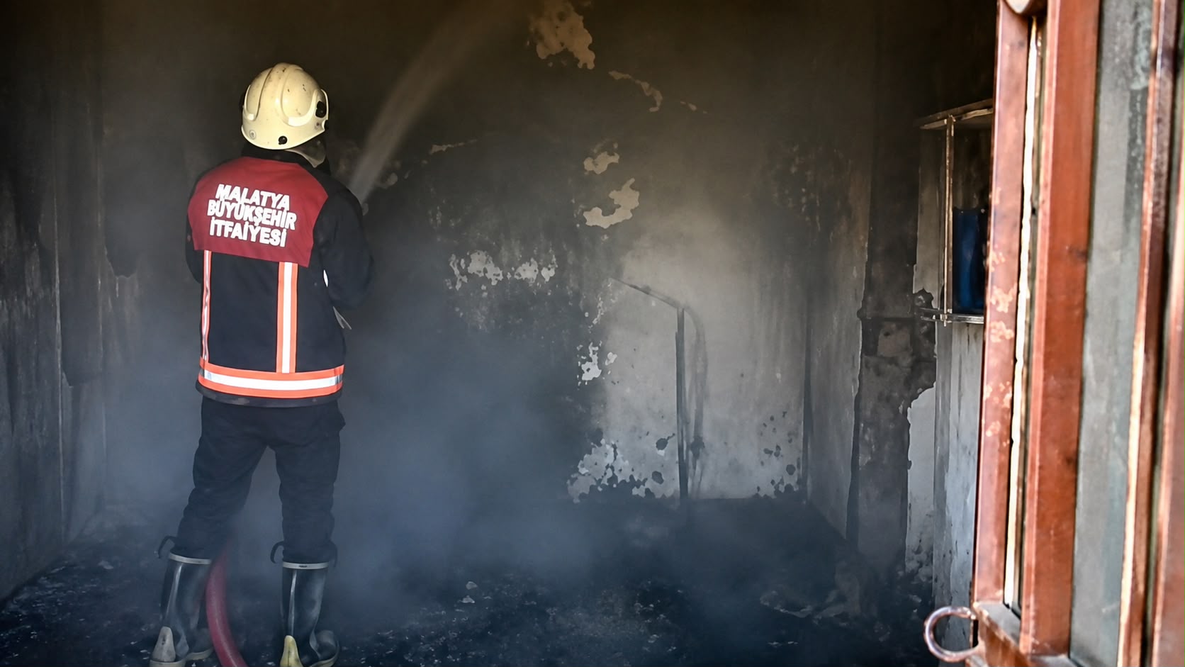 Malatya’nın Doğanyol ilçesinde çıkan ev yangınında 89 yaşındaki Fikriye Karakaya,
