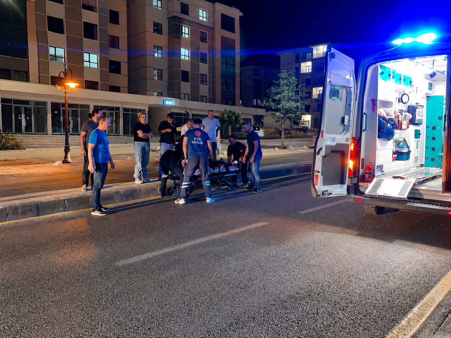 Elektrikli bisikletin kontrolünü kaybeden 10 yaşındaki çocuk refüje çarparak yaralandı.