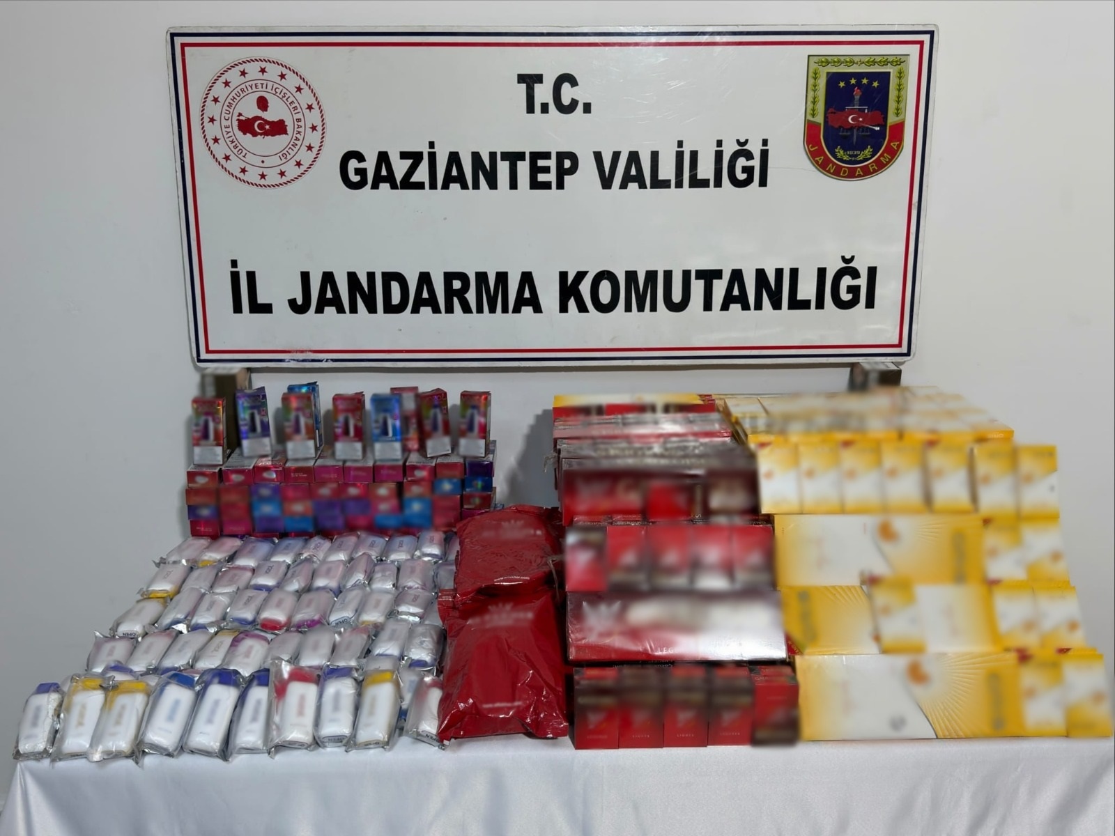 Gaziantep’te jandarma ekiplerinin gerçekleştirdiği operasyonda kaçakçılık faaliyeti yürüttüğü belirlenen 3