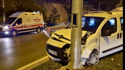 Malatya’da kontrolden çıkan hafif ticari aracın orta refüjdeki aydınlatma direğine