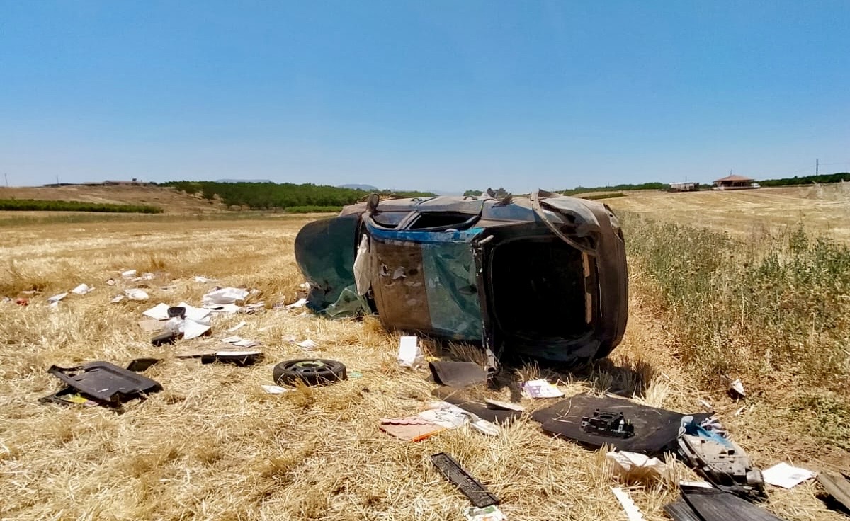Havaalanı yolu üzerinde meydana gelen tek taraflı trafik kazasında otomobil
