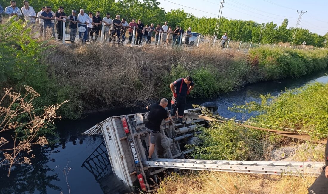 Malatya’nın Yeşilyurt ilçesinde bir kamyonun sulama kanalına devrilmesi sonucu araçta