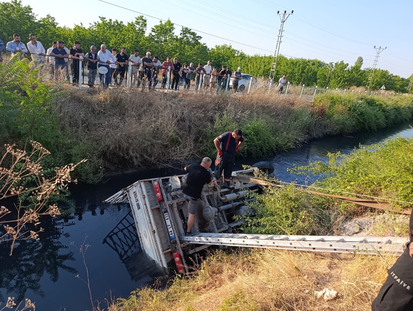 Malatya’nın Yeşilyurt ilçesinde bir kamyonun sulama kanalına devrilmesi sonucu araçta
