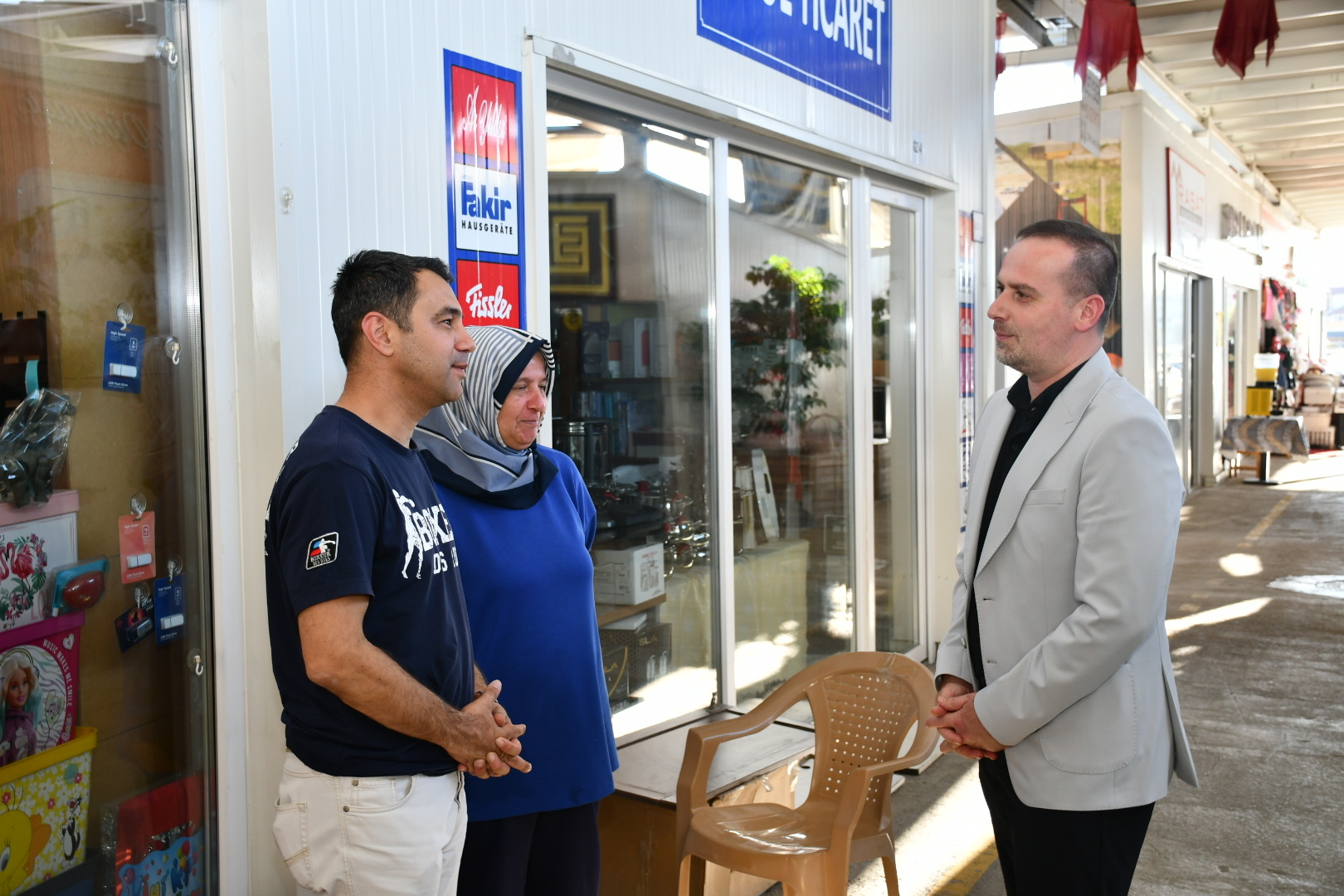 MAGİNDER Başkanı Salih Karademir, Emlak Konut Geçici Ticaret Merkezi’nde esnafla