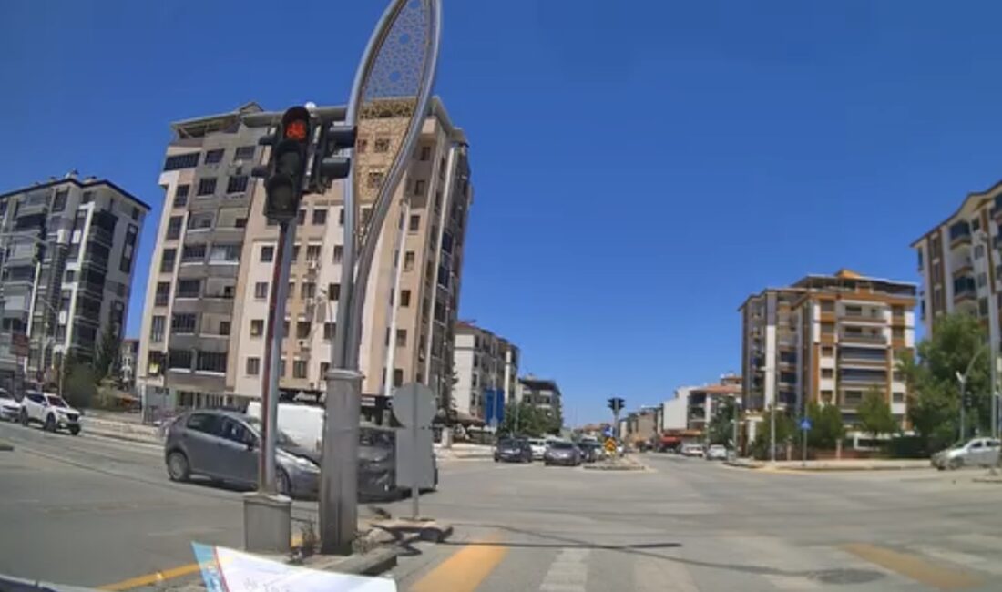 Yeşilyurt ilçesinde kırmızı ışık ihlali nedeniyle meydana gelen trafik kazası,