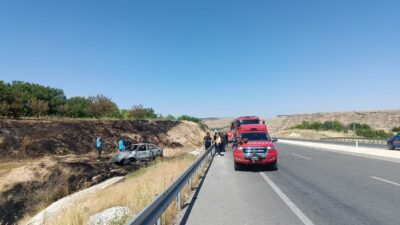 Akçadağ ilçesinde kontrolden çıkarak bahçeye giren otomobilde çıkan yangın faciaya