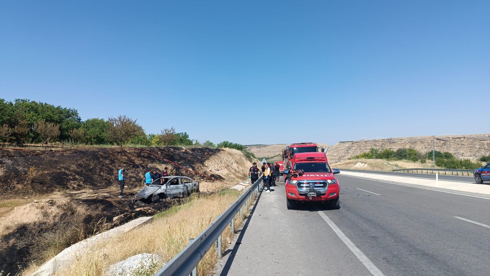 Akçadağ ilçesinde kontrolden çıkarak bahçeye giren otomobilde çıkan yangın faciaya