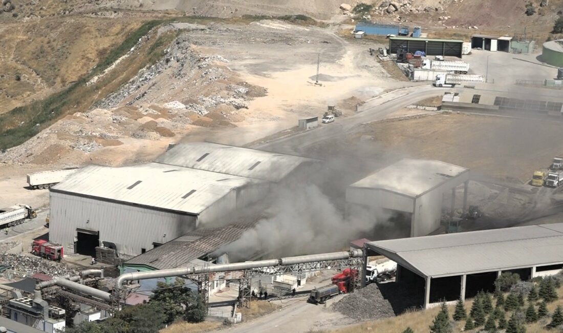 Malatya’nın Battalgazi ilçesindeki Katı Atık Bertaraf Tesisi’nde çıkan yangın, itfaiye