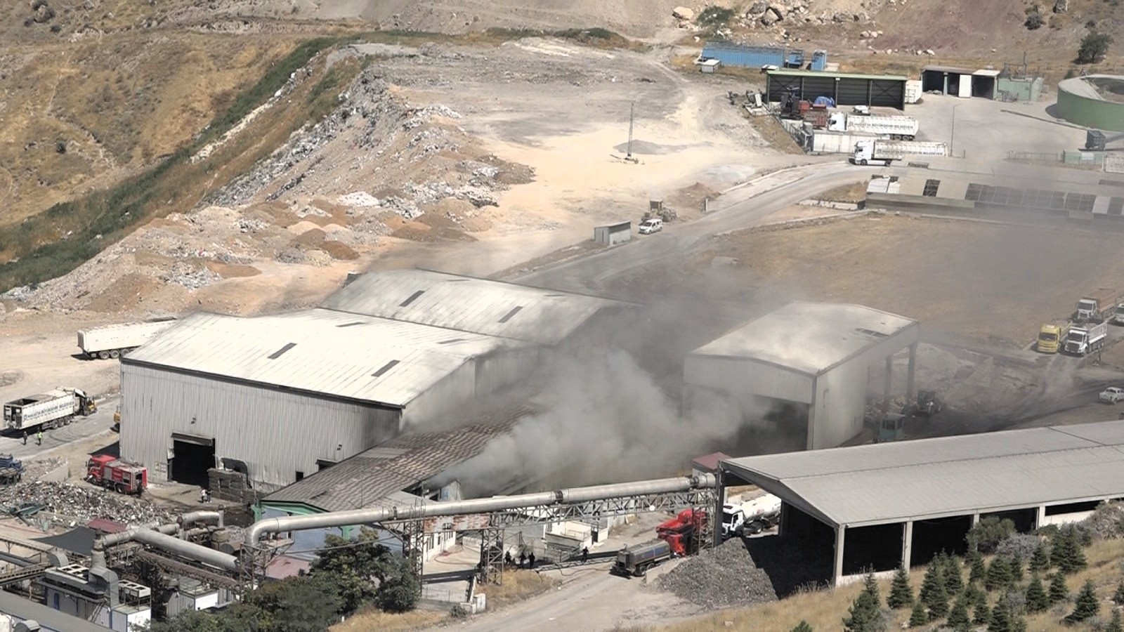 Malatya’nın Battalgazi ilçesindeki Katı Atık Bertaraf Tesisi’nde çıkan yangın, itfaiye