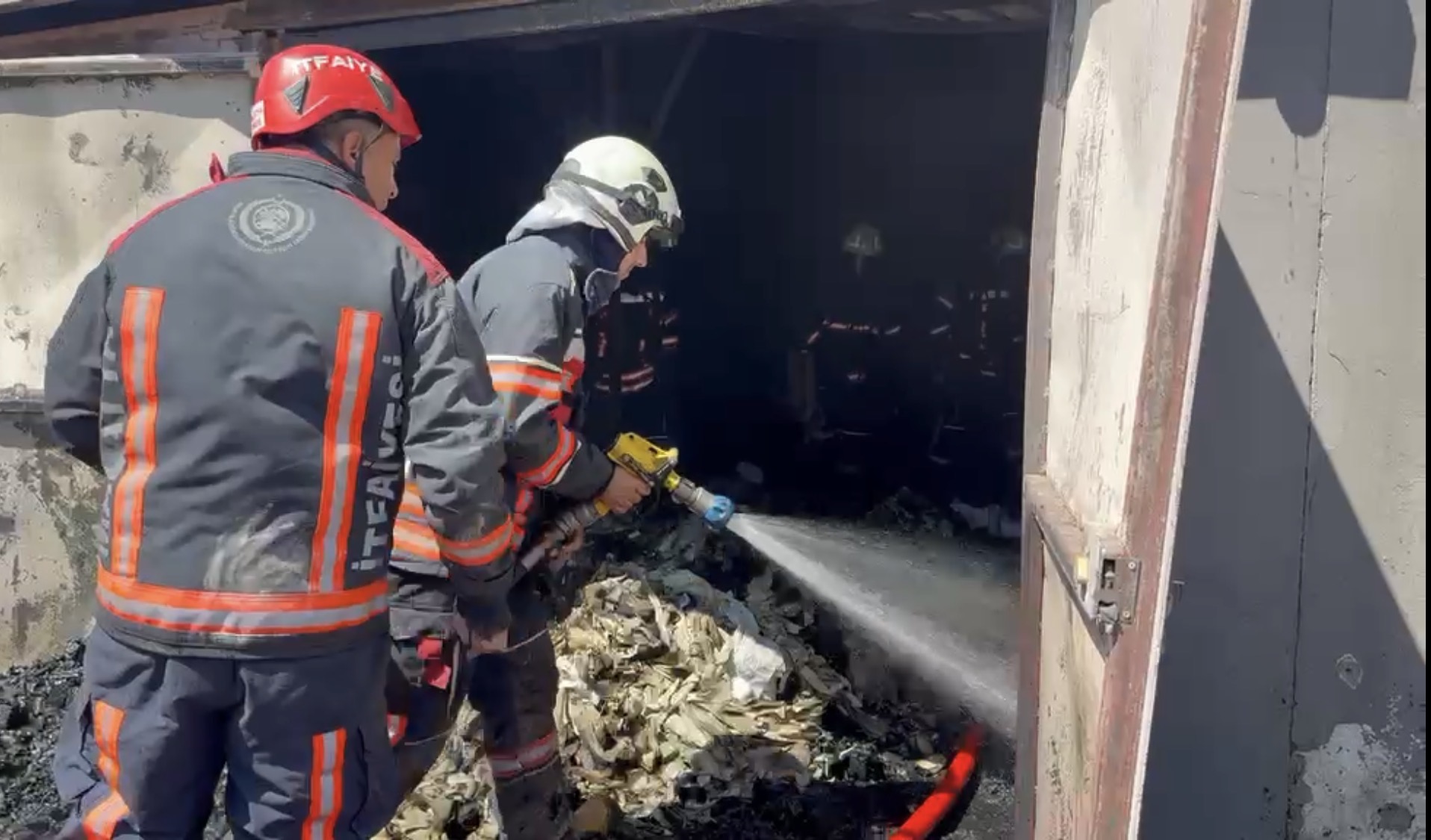 Malatya’da gün içerisinde Organize Sanayi Bölgesi’ndeki bir tekstil fabrikasının atık