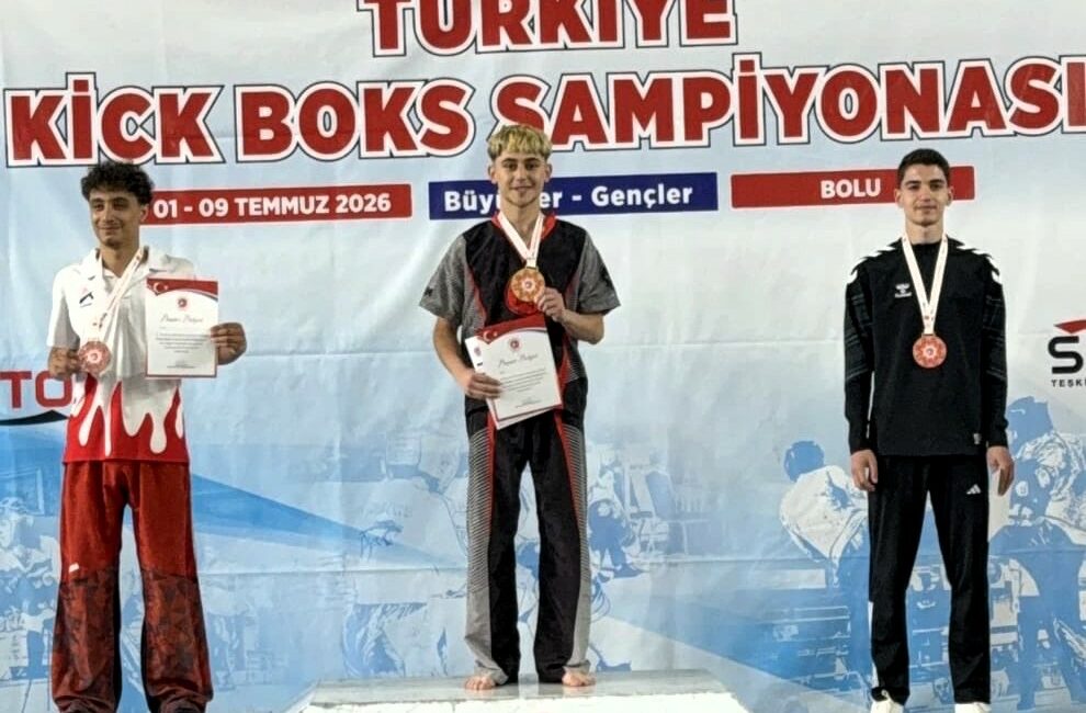 Bolu’da düzenlenen Türkiye Kick Boks Şampiyonası’na 4 sporcuyla katılan Malatyalı